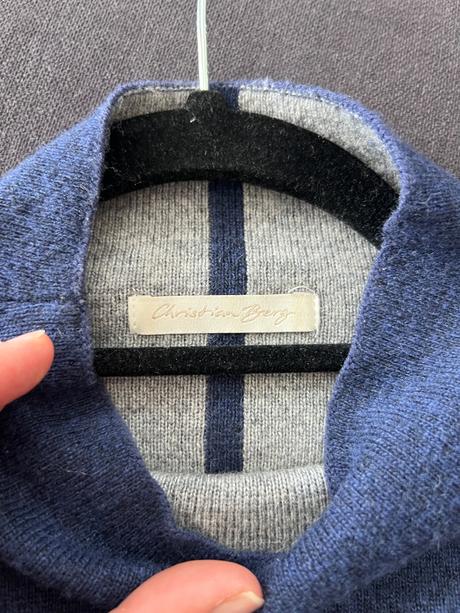 Tmavomodry svetrik so stojacikom christian berg, m