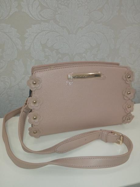 Kabelka s 3 d kvetmi camel paris hilton, paris hilton