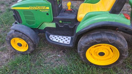 Traktor peg-perego na baterku,