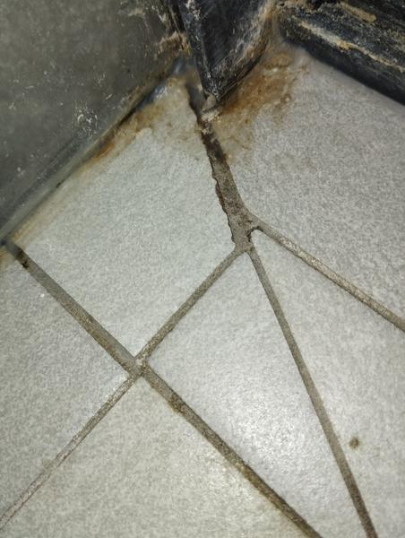 Ako efektívne vyčistiť zažltnuté dlaždice v kúpeľni?