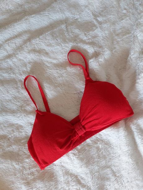 Červená podprsenka., s