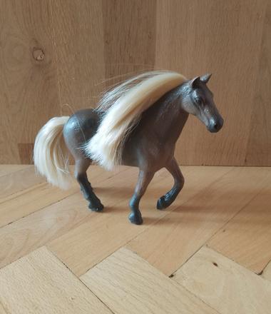 Schleich kobyla s cesacou hrivou,