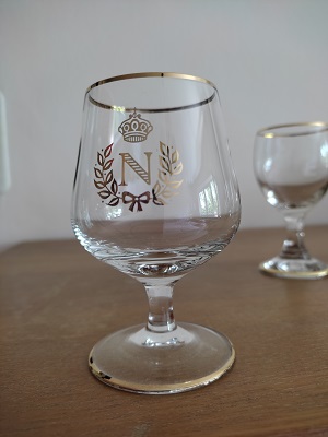 Retro sada poharikov s pozlatenym okrajom, 