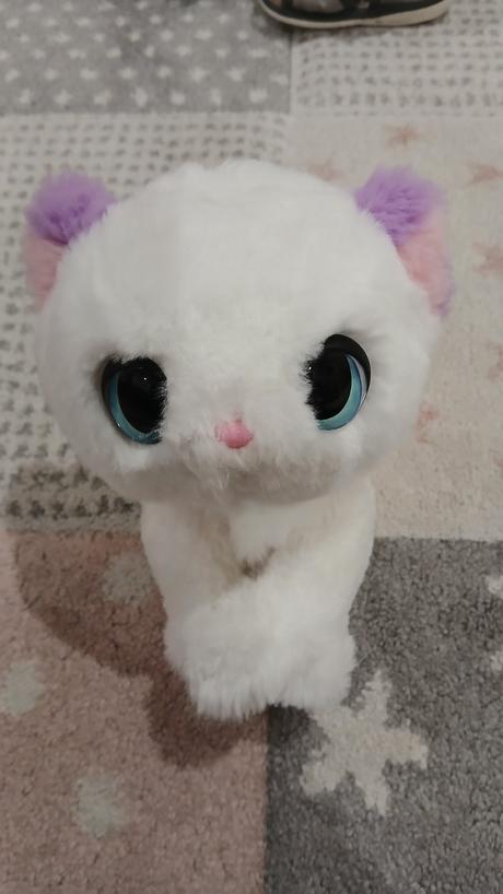 Plysova macicka vydava zvuky, 