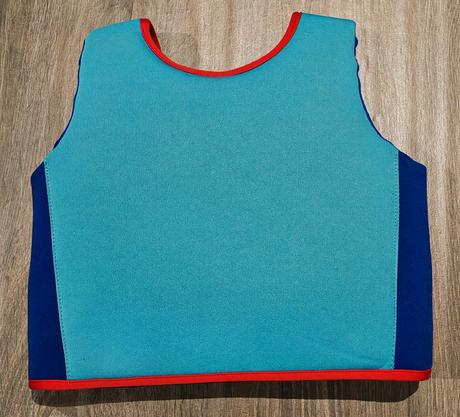 Plávania vesta penova,