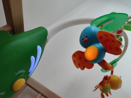 Svietiaci a hrajúci kolotoč tiny love, 