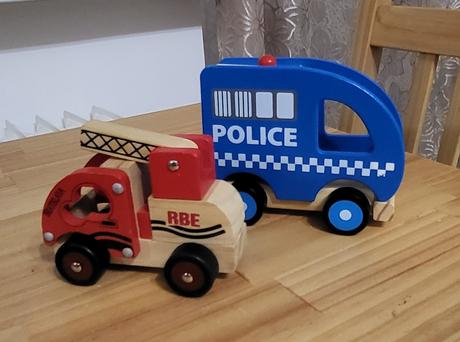 2x drevené auto - hasiči, policajti, 