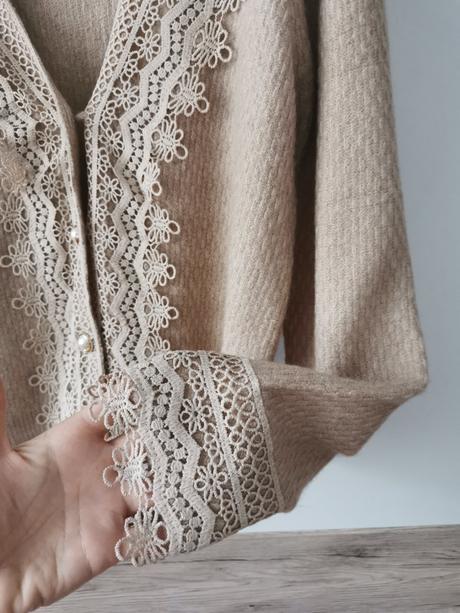 Béžový svetrík s krajkou la mademoiselle, s