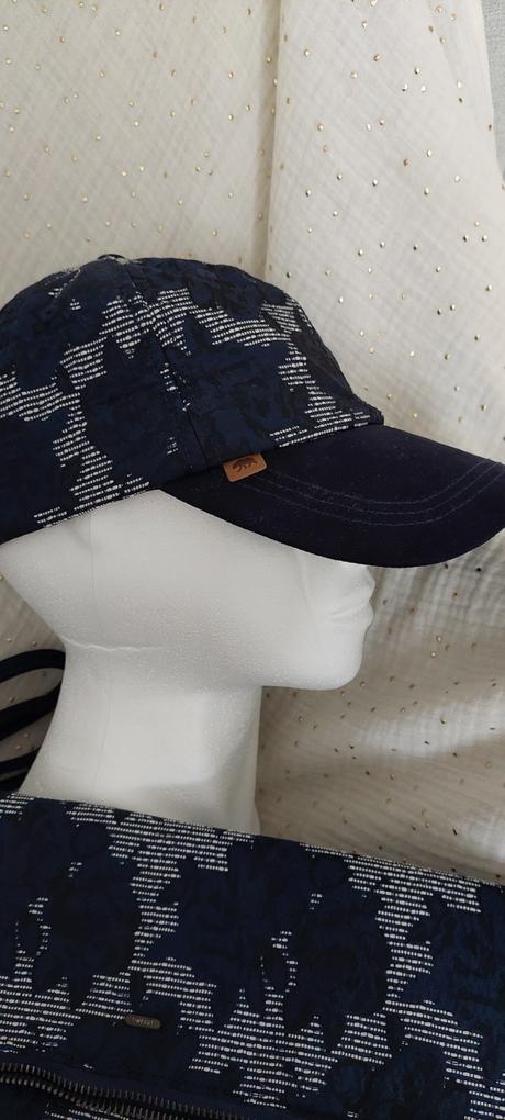 Timeout šiltovka a kabelka, 