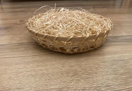 Košík s drevitou vlnou, 