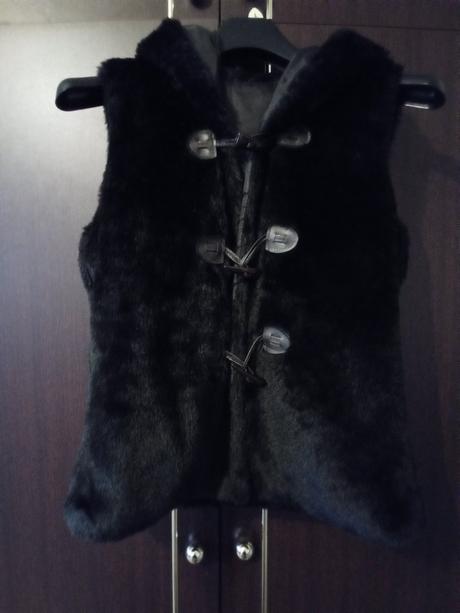 Čierna kožušinkova vesta, next,40