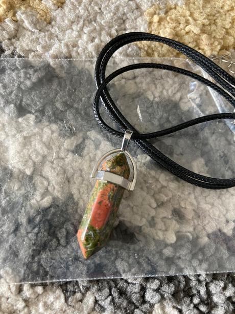 Náhrdelník s kryštáľom,