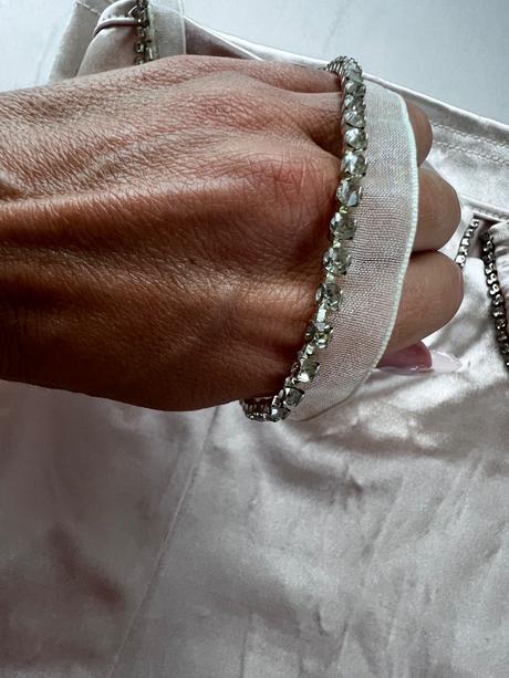 Satenove šaty s kamienkami, s