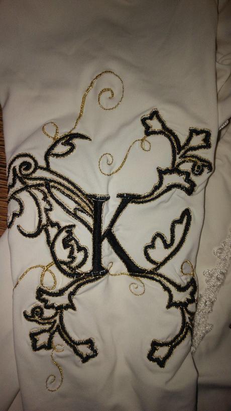 S hlbokým výstrihom , s