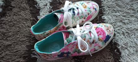 Kvietkovane tenisky, 39