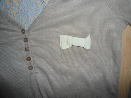 Bledohnede tricko s cipkou, s