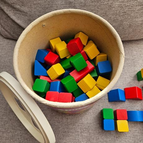 Drevené domino a stavebné kocky, 