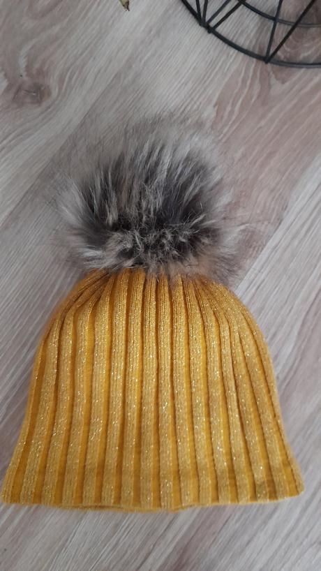 Horčicovo žltá čiapka so striebornou nitkou, 