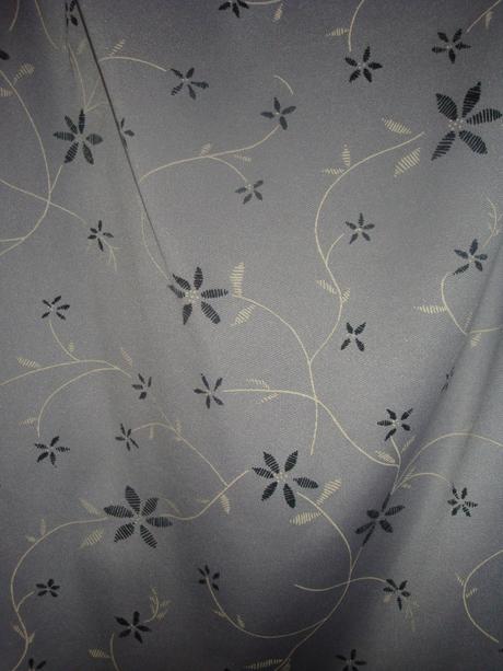 Puzdrová sivá sukňa s kvetinovým vzorom, s