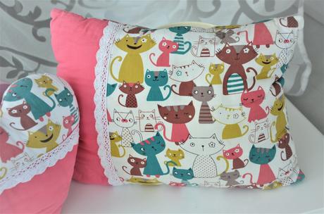 Vankúš+závesné srdiečko s mačičkami, 