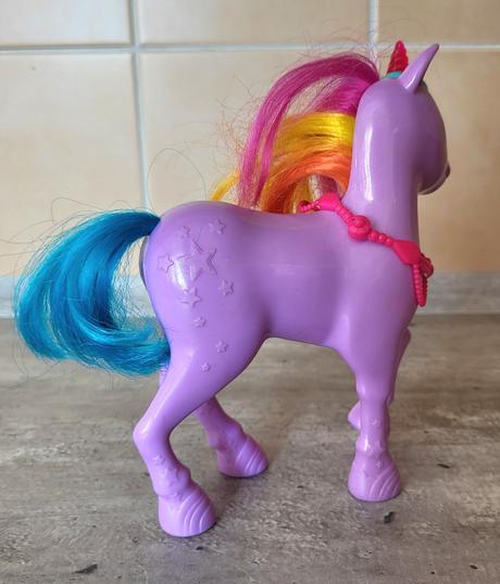 Jednorožec s farebnou hrivou, 