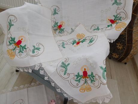 Set obrusov s vianočnou výšivkou-ručne vyšívaný,