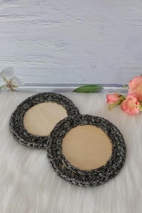 Háčkovaná podšálka čierna sada 2 ks, 