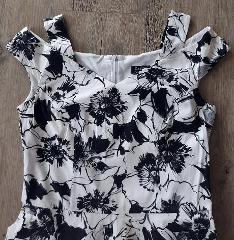 Čiernobiele kvetinové šaty, 36