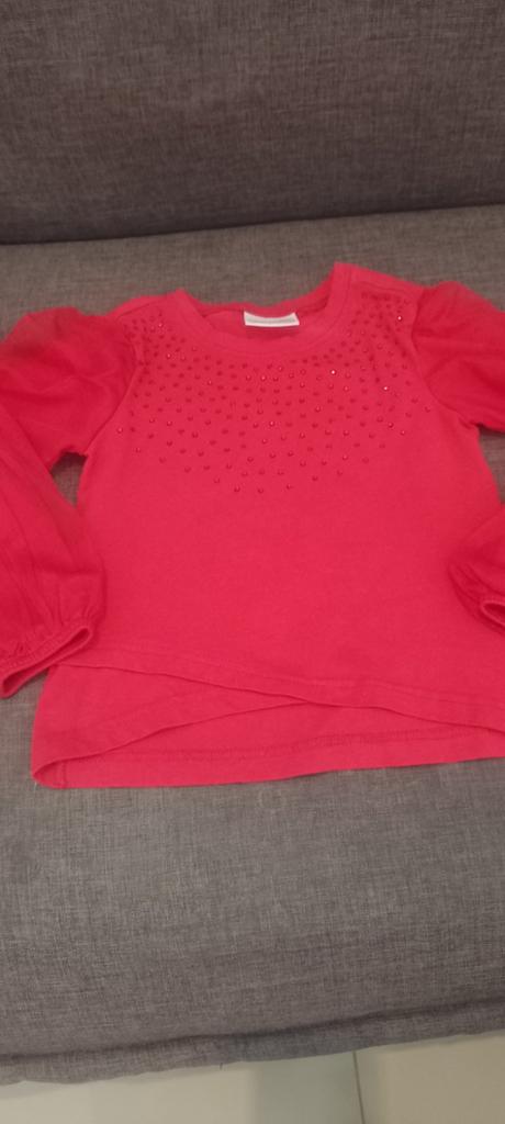 Červené tričko s trblietkami, 104