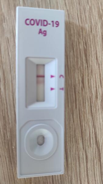 Je tento antigénový test pozitívny?