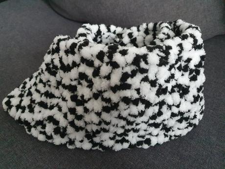 Handmade puffy sal/nakrcnik, s