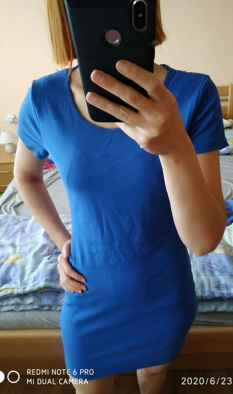 Dámske šaty s aplikáciou na chrbte, 