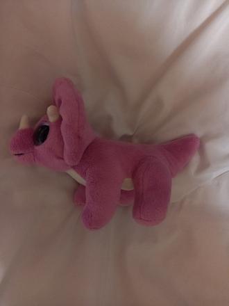 Dino s lesklymi ocami,