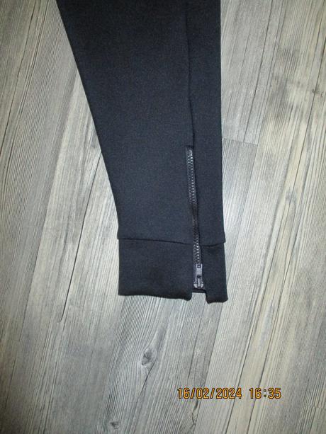 Tepláky na futbal, 152