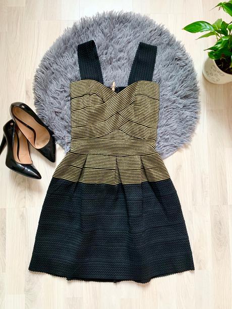 Bandažove čierno-zlaté mini šaty na ramienka, xs