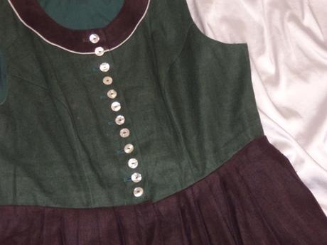 Luxusný dámsky kroj, 44