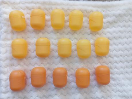 Žlté plastové vajíčka kinder,