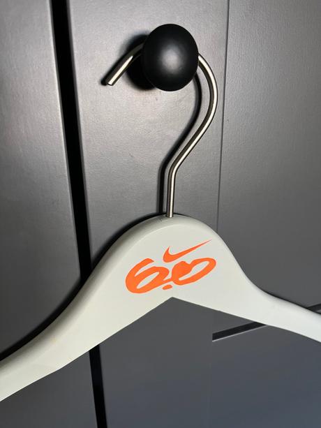 Biele vešiaky nike 6.0, 