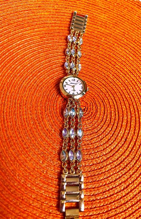 Zaujímavé hodinky s opálovými očkami, 