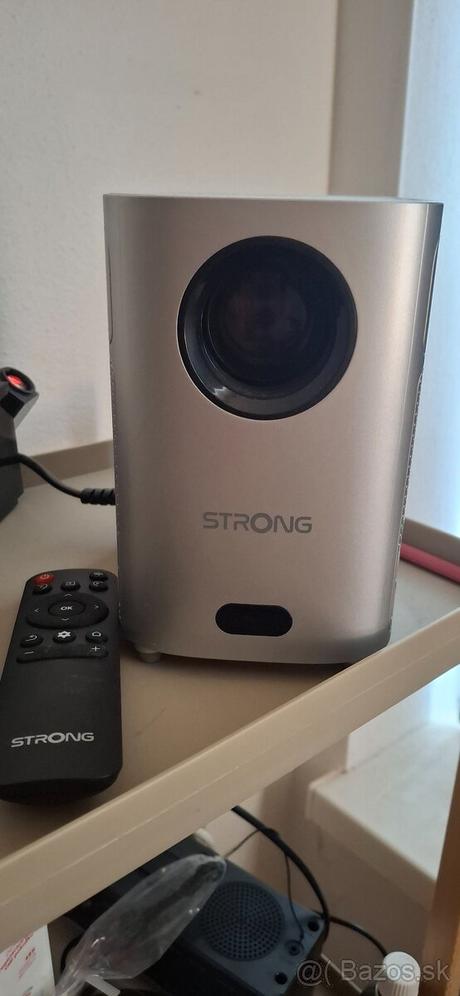 Projektor strong q1,
