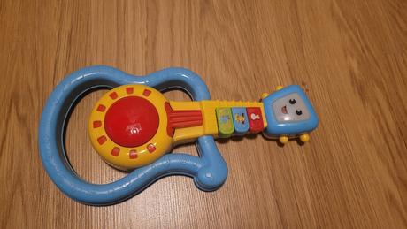 Gitara s melódiami pesniciek,