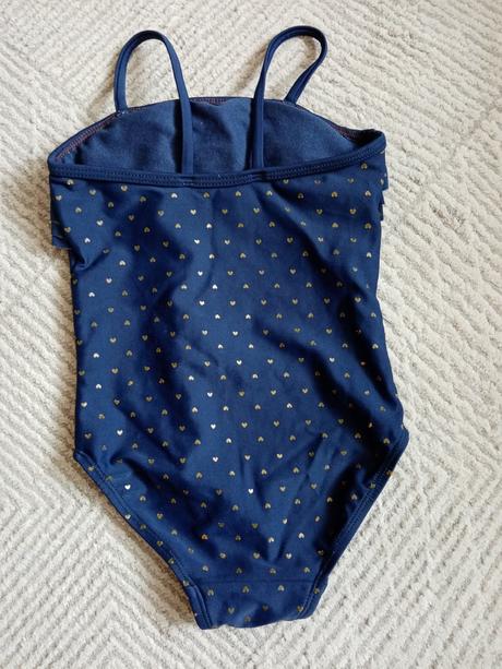 Dievcenske plavky so srdieckami, 92