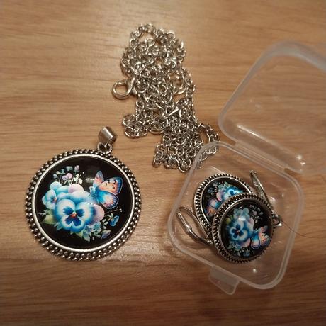 Sada nausnicky + retiazka s priveskom kvety, 