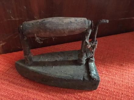 Starodávna žehlička z povale, 