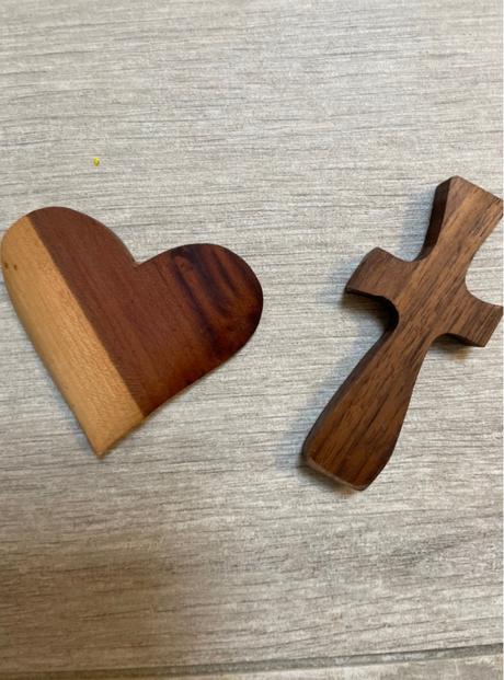 Drevené srdce a kríž,