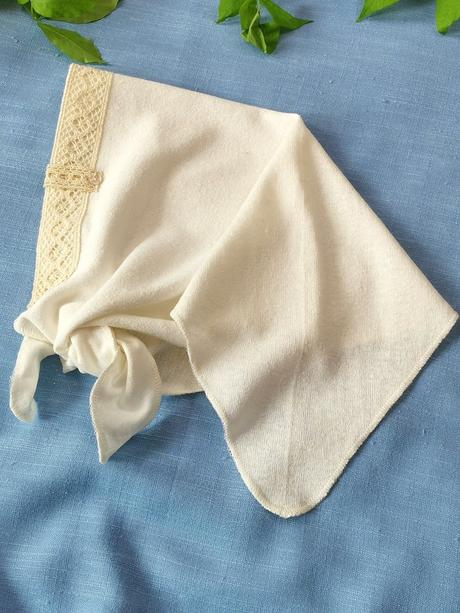 Anna - konopná šatka zdobená čipkou,