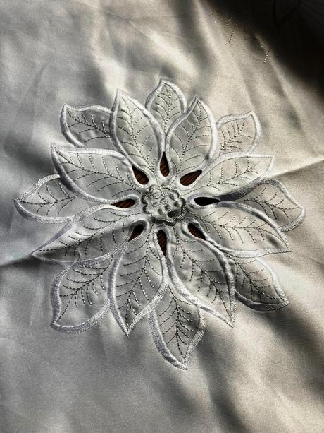 Vianočný obrus - sivé vyšívané sviece, 