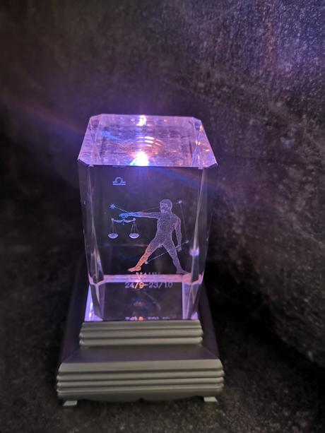 Podstavec so znamením váhy,