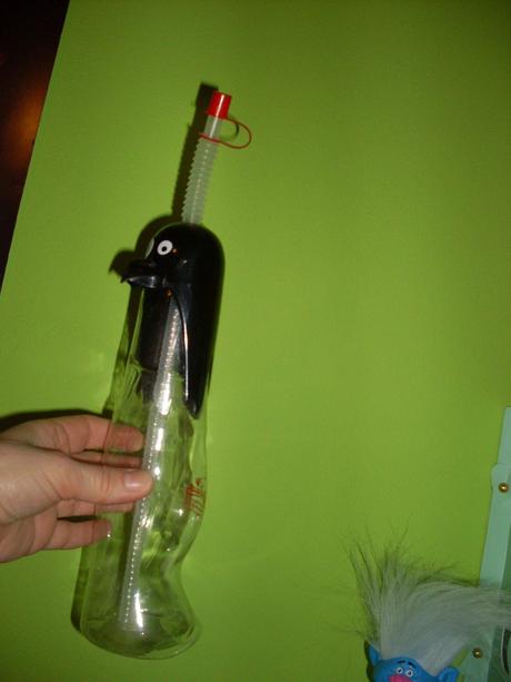 Flaša so slamkou tučniak z malorky, 