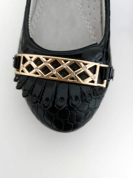 Dievcenské sandále, 25